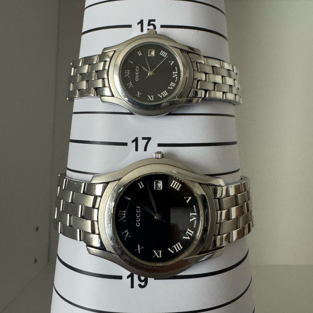 Gucci Silver Watch with Black Dial 2 pcs woman and men’s
